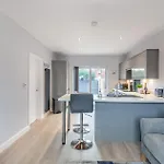 Madeline's View -a Smart And Modern 1 Bed With The Bonus Of A Parking Space On Large Private Driveway Area