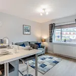 Holiday home Madeline's View -a Smart And Modern 1 Bed With The Bonus Of A Parking Space On Large Private Driveway Area *