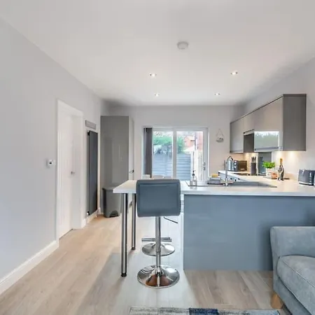 Madeline's View -a Smart And Modern 1 Bed With The Bonus Of A Large Driveway Parking Area