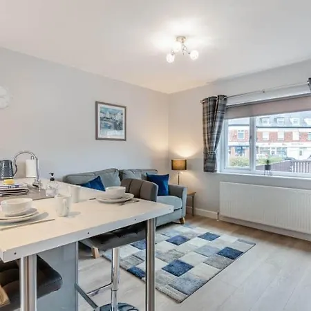 Semesterbostad Madeline's View -a Smart And Modern 1 Bed With The Bonus Of A Large Driveway Parking Area *