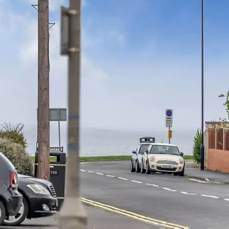 Semesterbostad Madeline's View -a Smart And Modern 1 Bed With The Bonus Of A Large Driveway Parking Area *