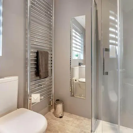 Madeline's View -a Smart And Modern 1 Bed With The Bonus Of A Large Driveway Parking Area *