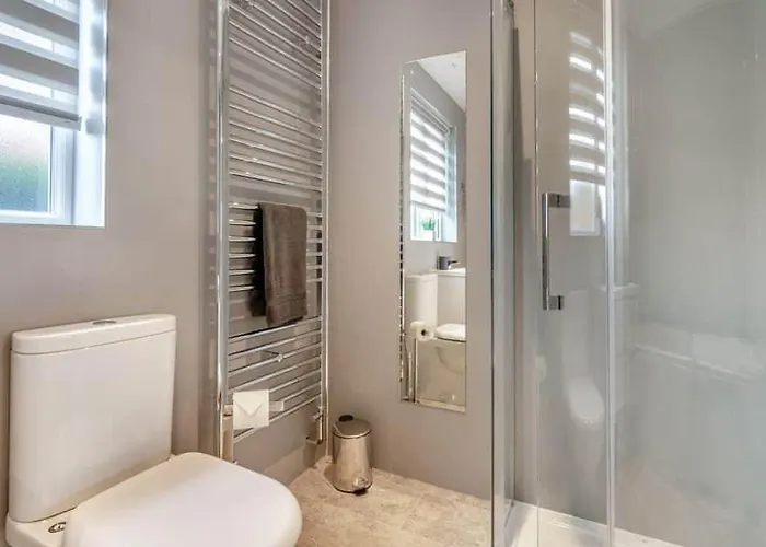 Madeline's View -a Smart And Modern 1 Bed With The Bonus Of A Large Driveway Parking Area *