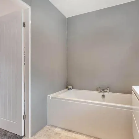 Madeline's View -a Smart And Modern 1 Bed With The Bonus Of A Large Driveway Parking Area Whitby